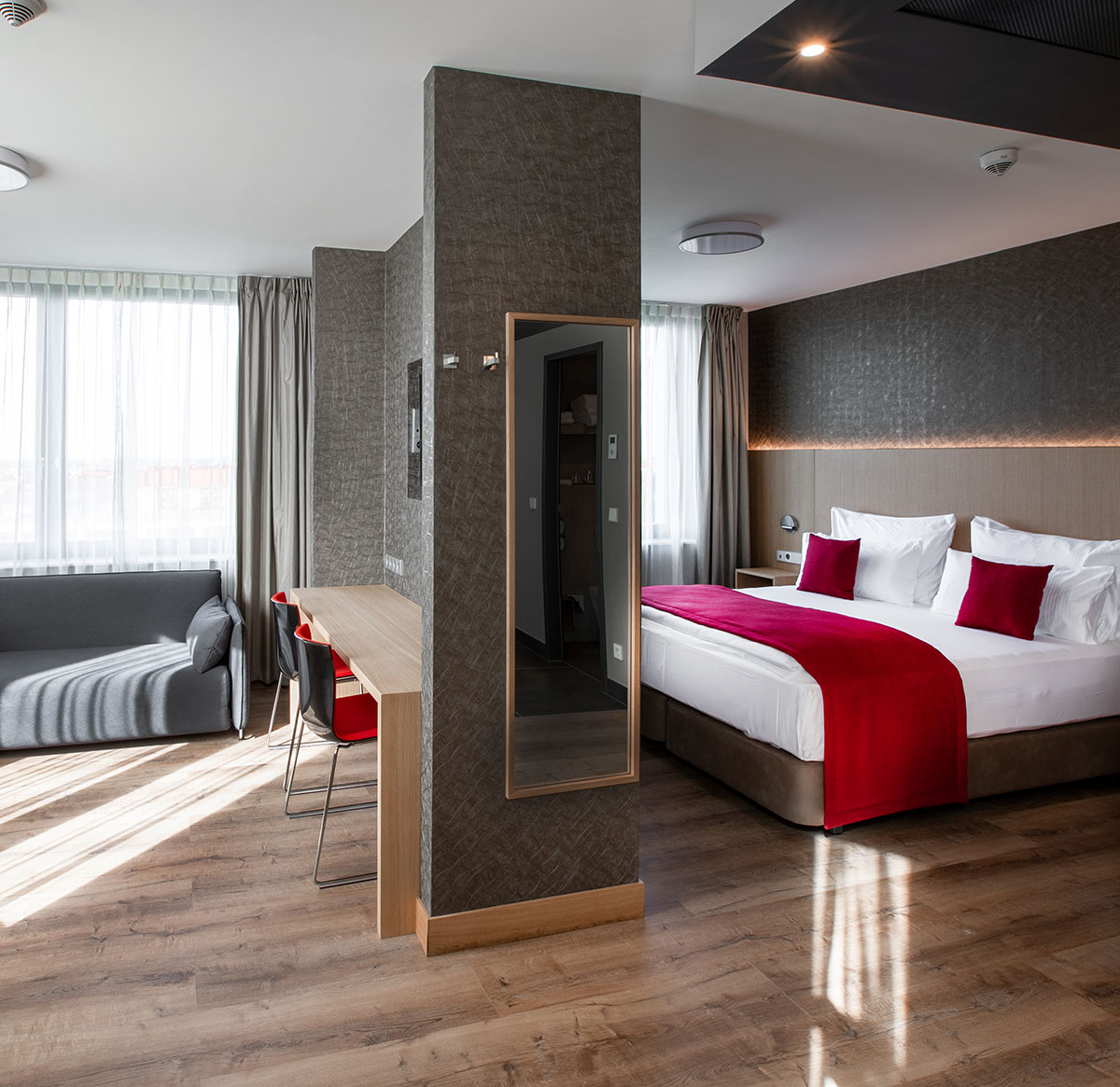 Entdecken Sie unsere stilvollen Zimmer – mit durchdachtem Design, Komfort und Berliner Ausblick inklusive.